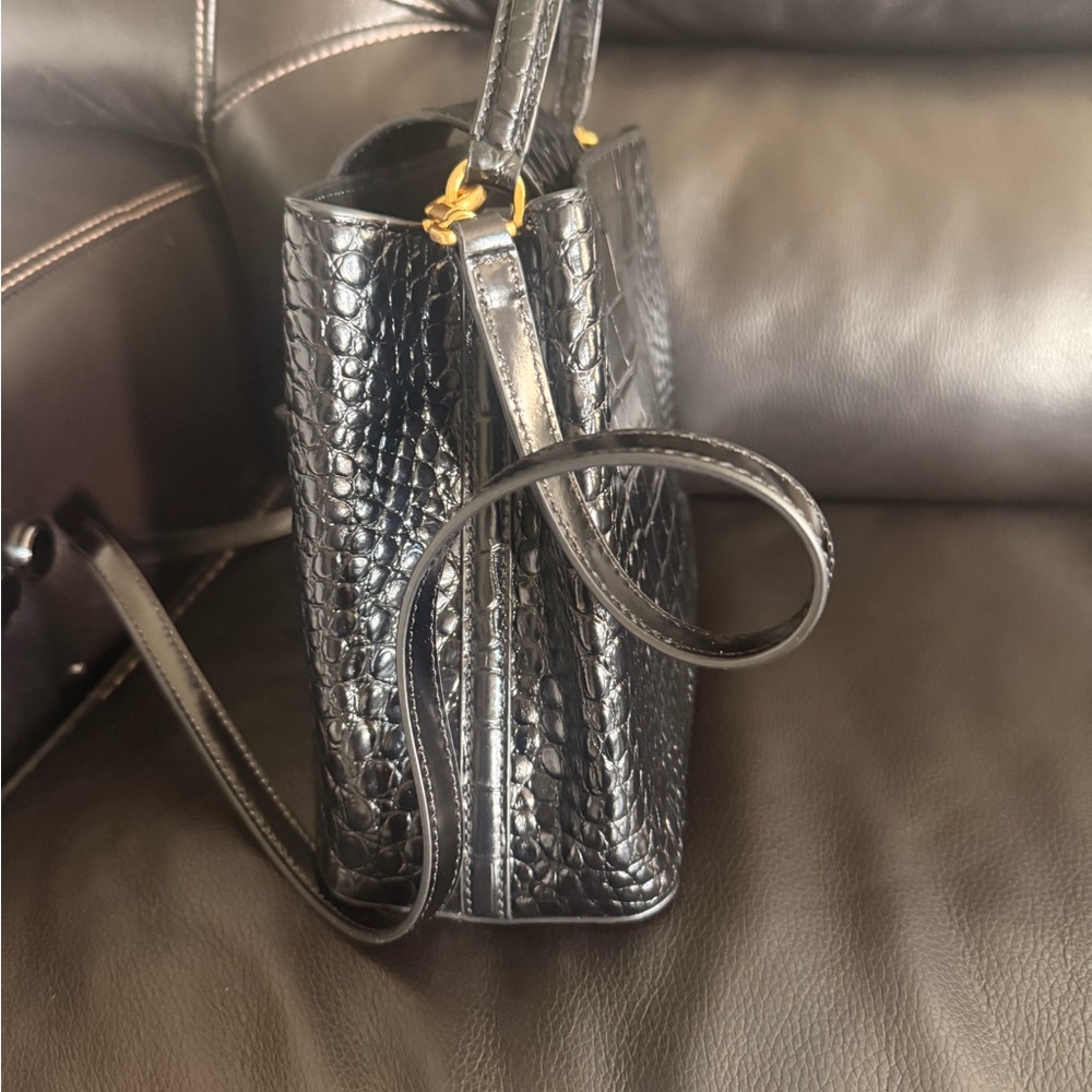 Elegant Black Crocodile-Embossed Handbag - Picture 7 of 15